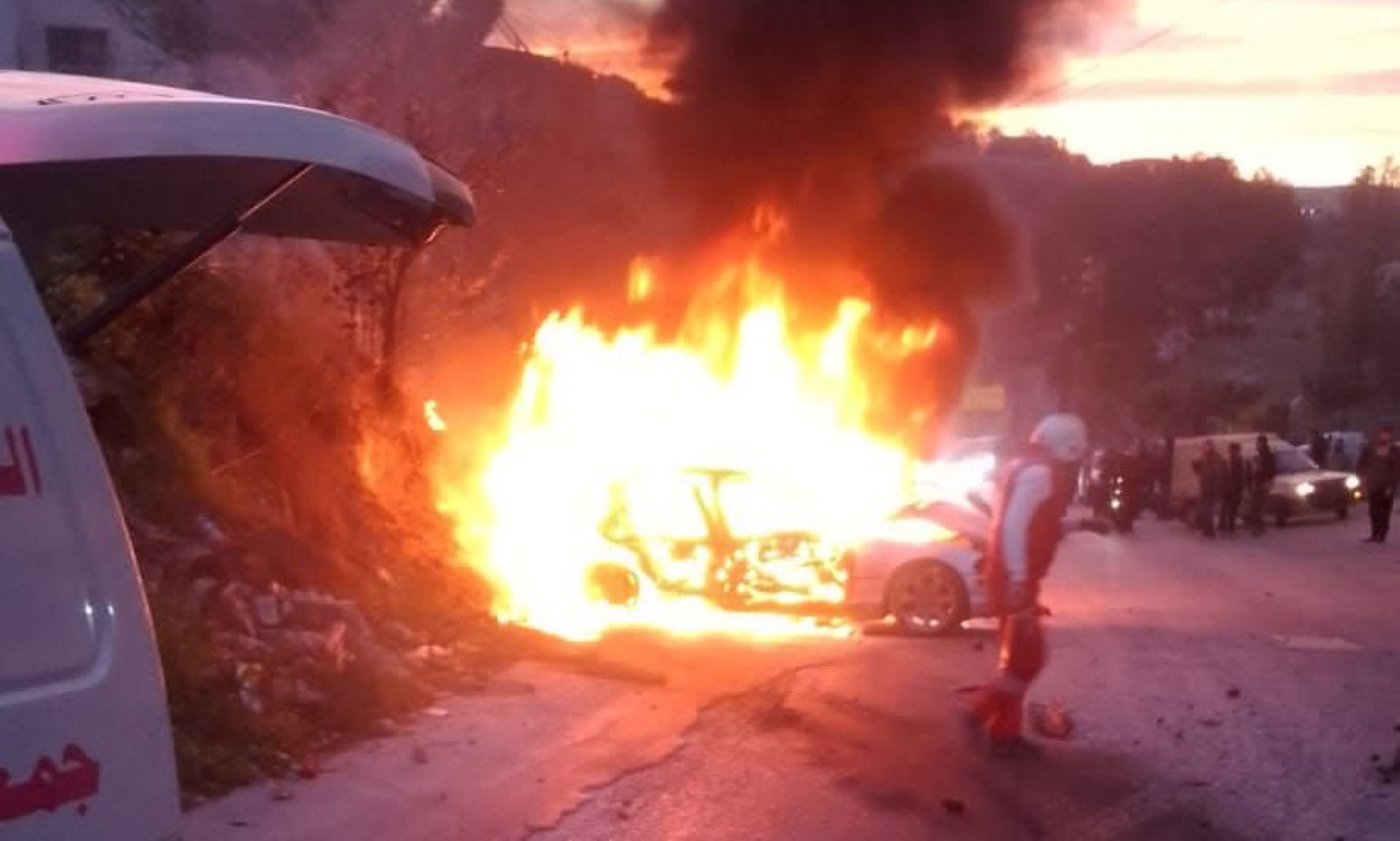 بالفيديو والصورة - استهداف سيارة على طريق صفد البطيخ تبنين